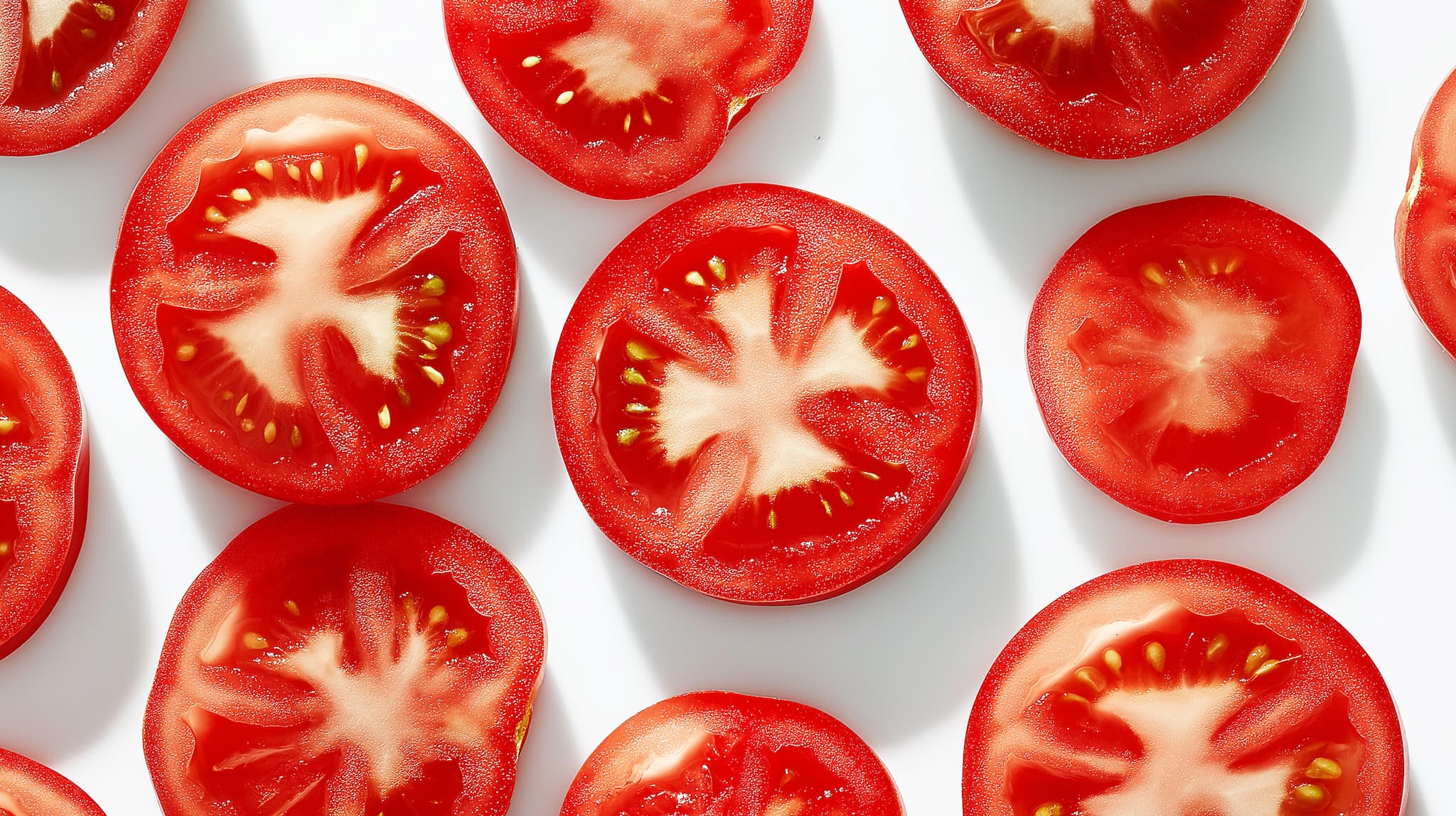 Foto von halbierten Tomaten auf weißem Hintergrund