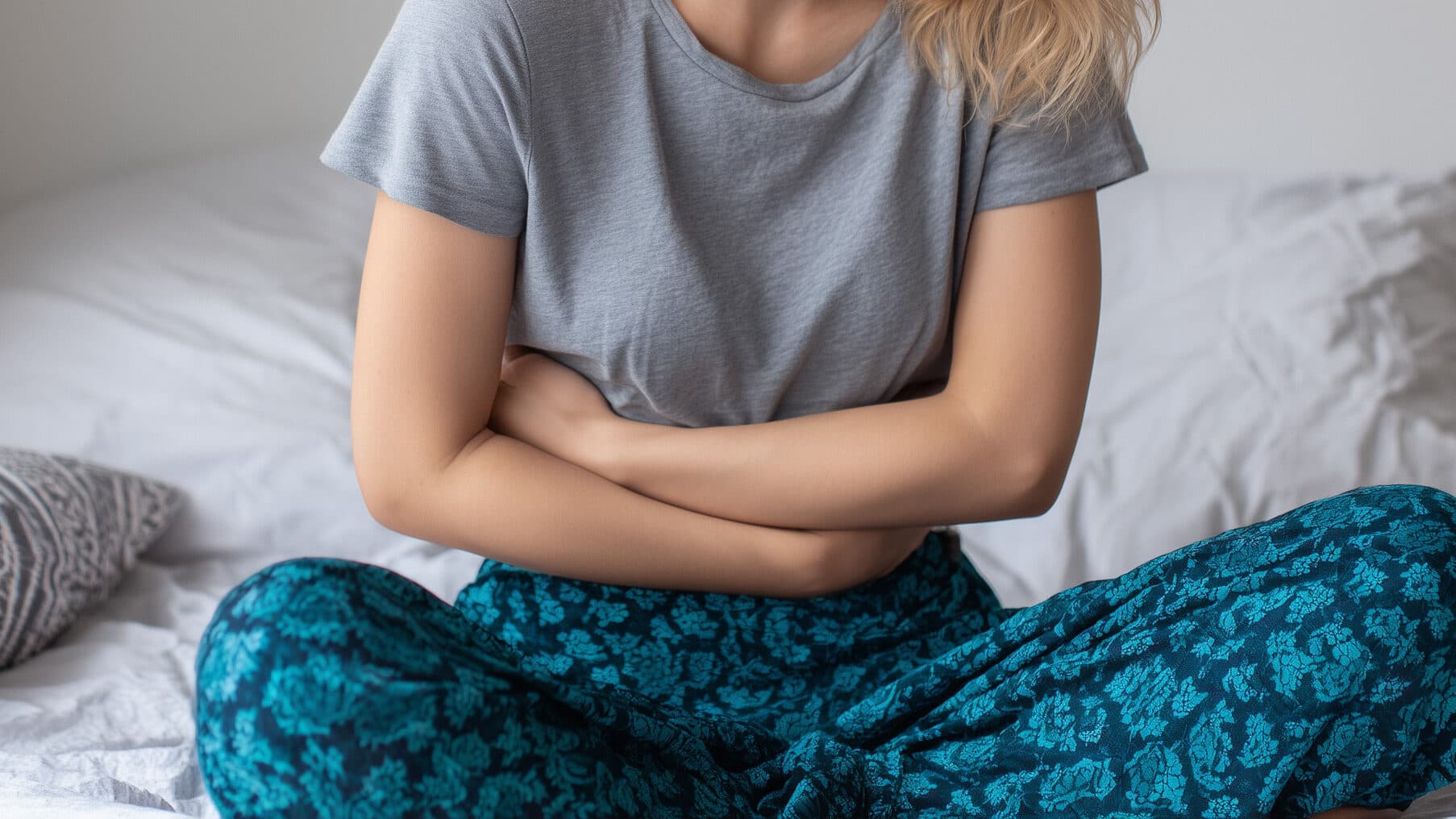 Foto einer Frau auf dem Bett sitzend