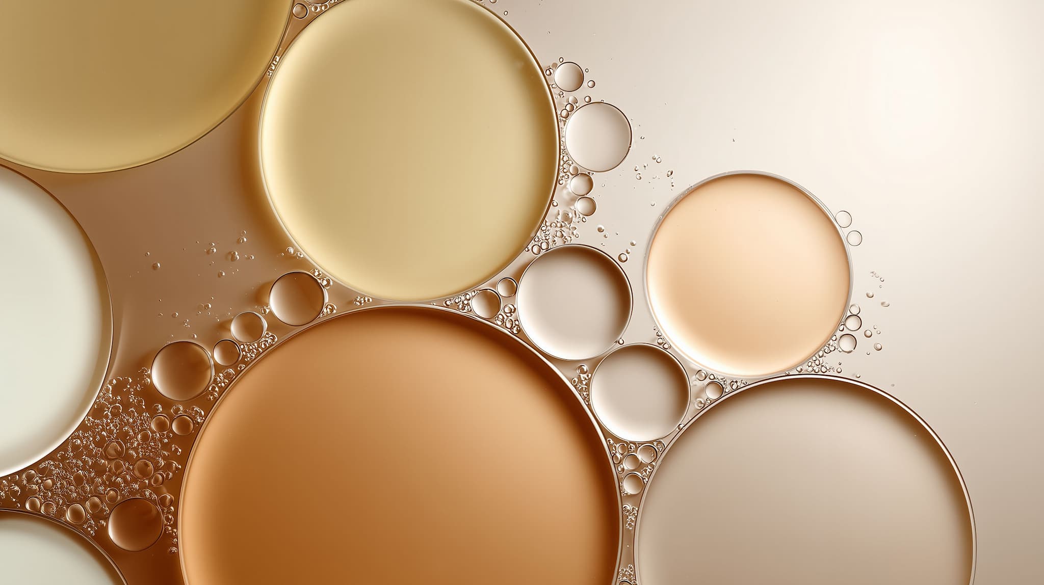 Abstrakte Darstellung von runden Blasen in verschiedenen Farben und Größen auf einem sanften Hintergrund – KI-generiert