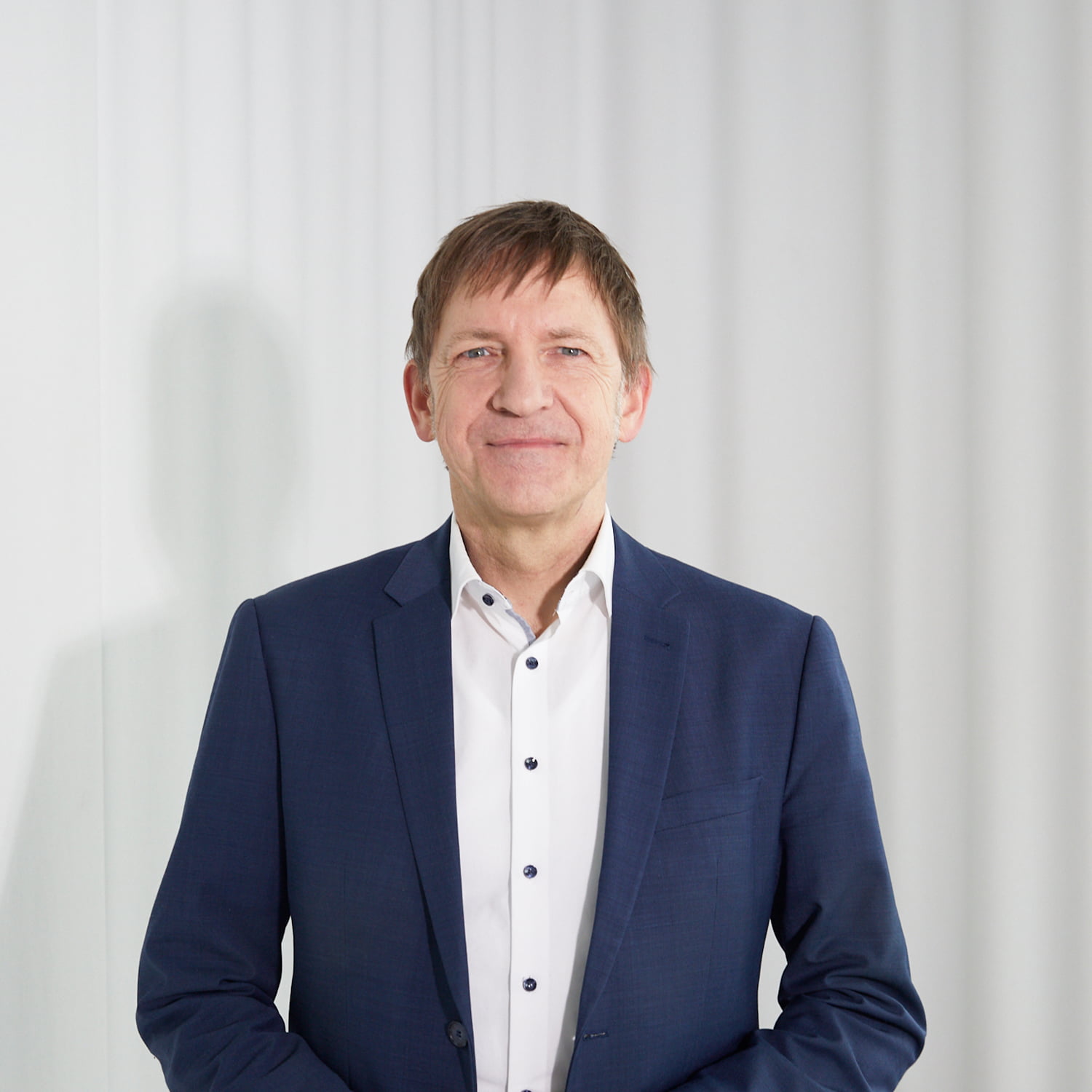 Foto von Dr. Jürgen Eck, Co-Founder von Health Standard Solutions, auf Team-Seite, stehend