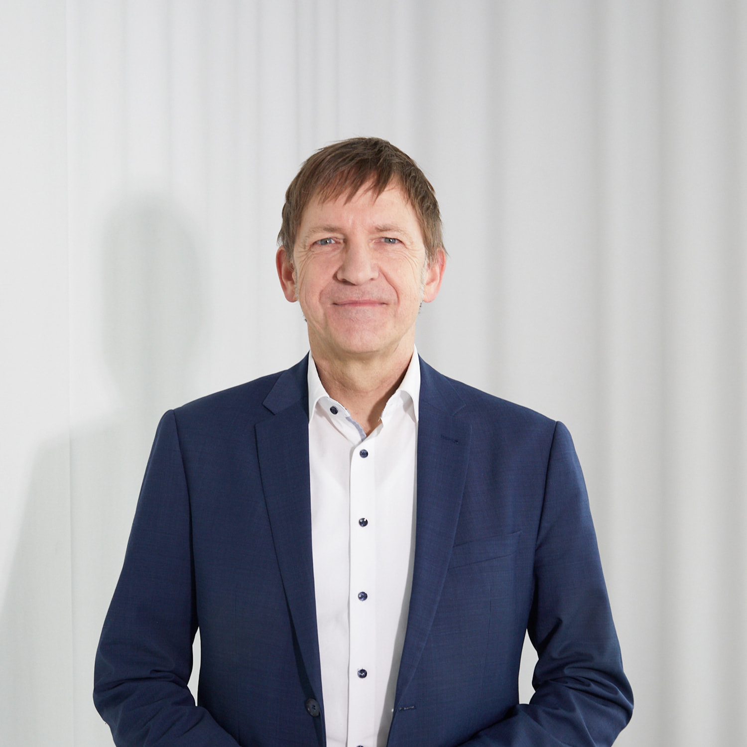 Foto von Dr. Jürgen Eck, Co-Founder von Health Standard Solutions, auf Team-Seite, stehend
