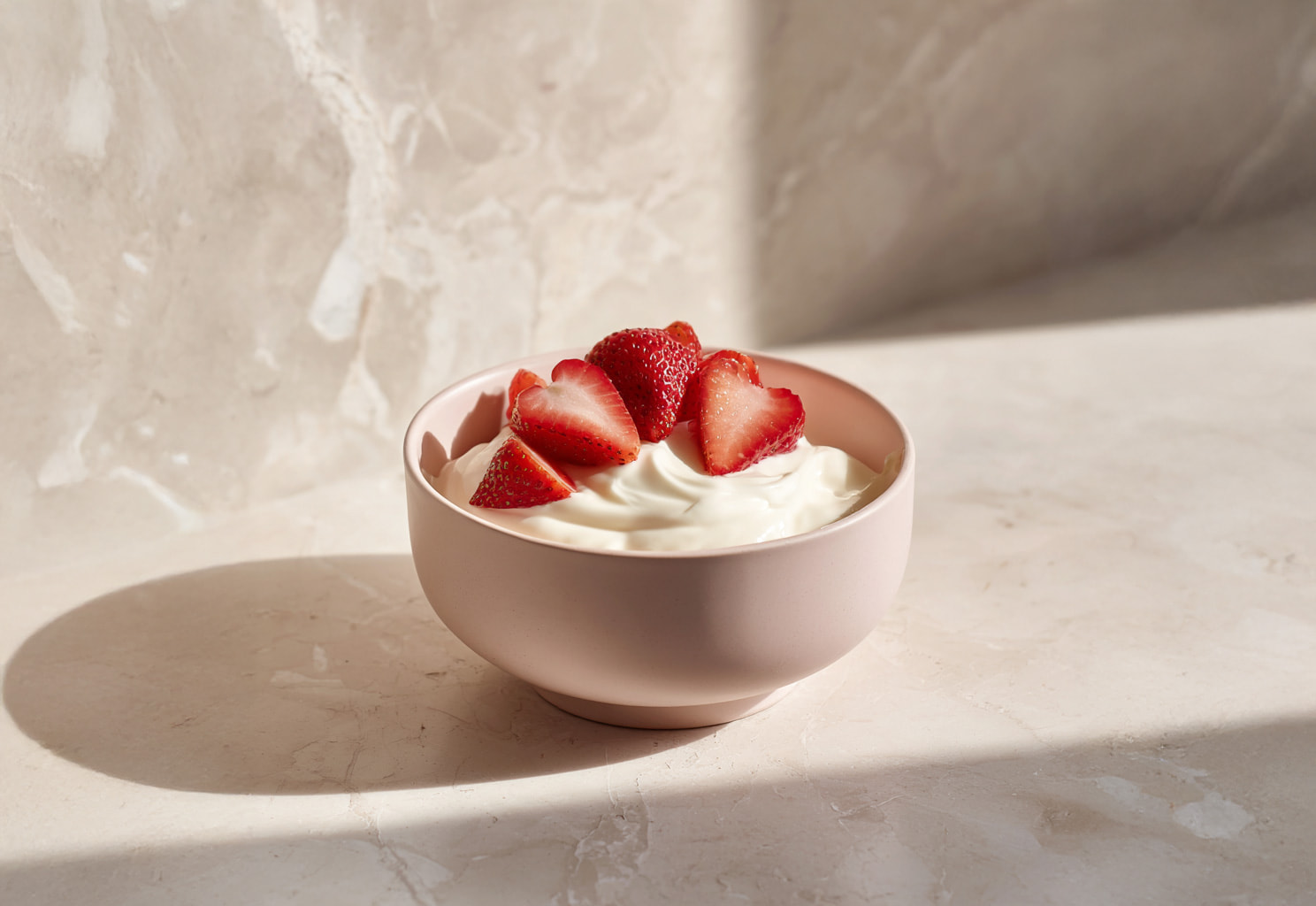 Foto von Joghurt mit Erdbeeren in Dessertschale, KI-generiert