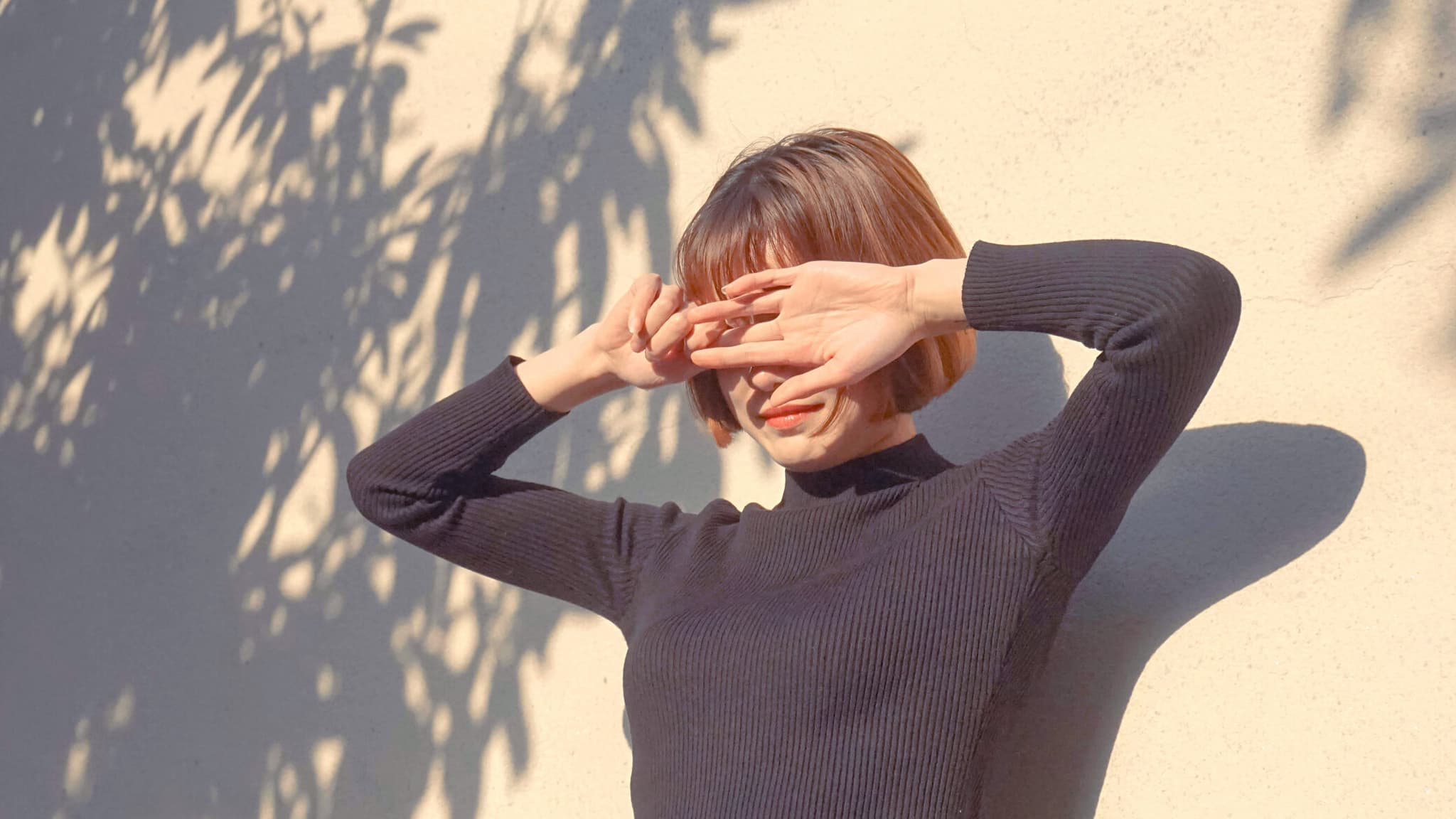 Foto einer jungen Frau im Sonnenlicht
