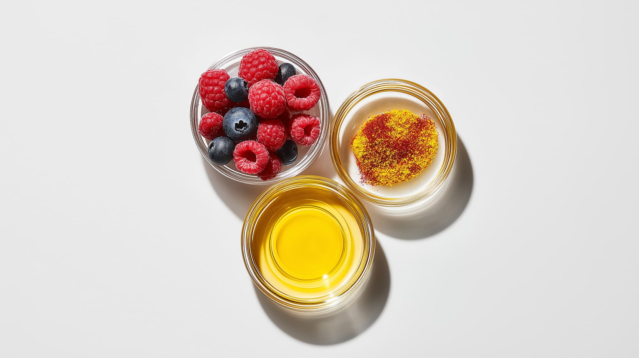 Foto von drei gefüllten Petrischalen