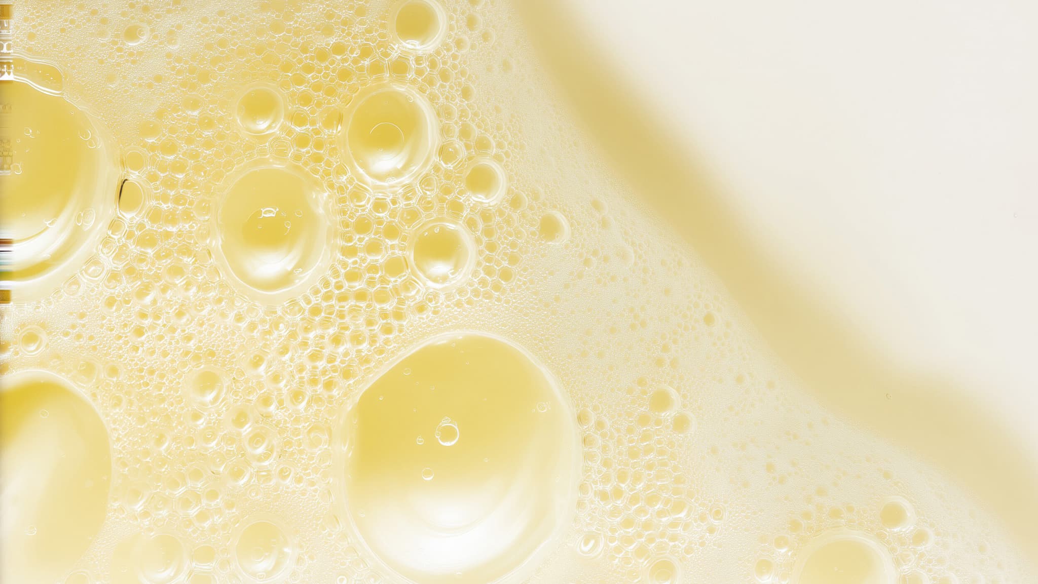 Gelbe Flüssigkeit mit Blasen