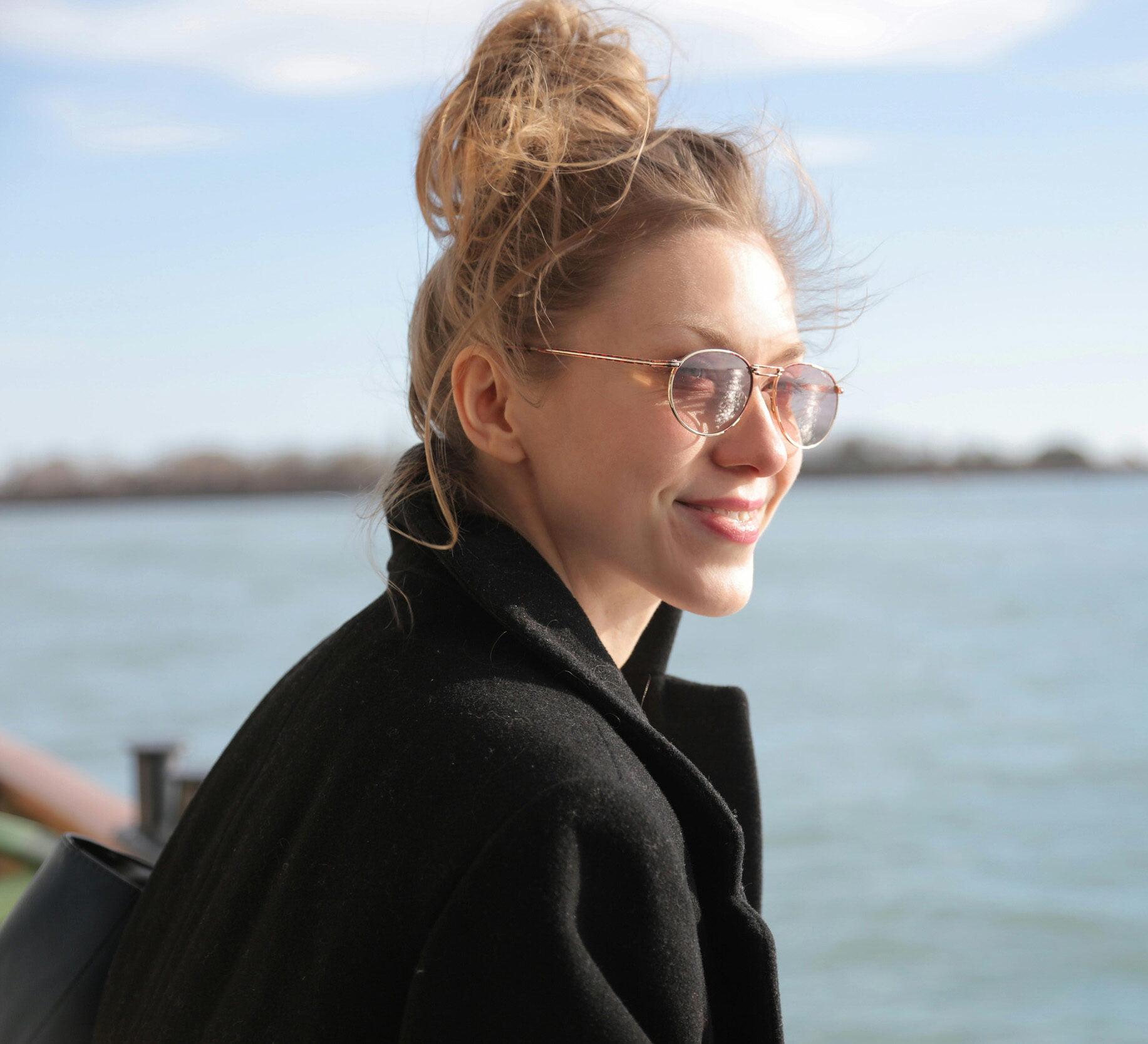 Foto einer jungen Frau am Wasser