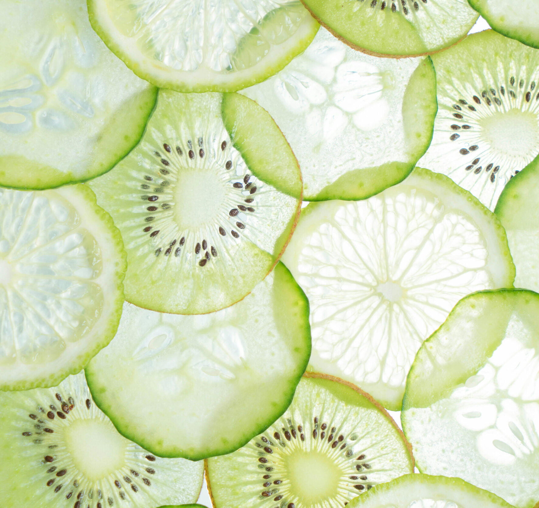 Foto hauchdünner Fruchtscheiben von Kiwi, Gurken und Zitrusfrüchten