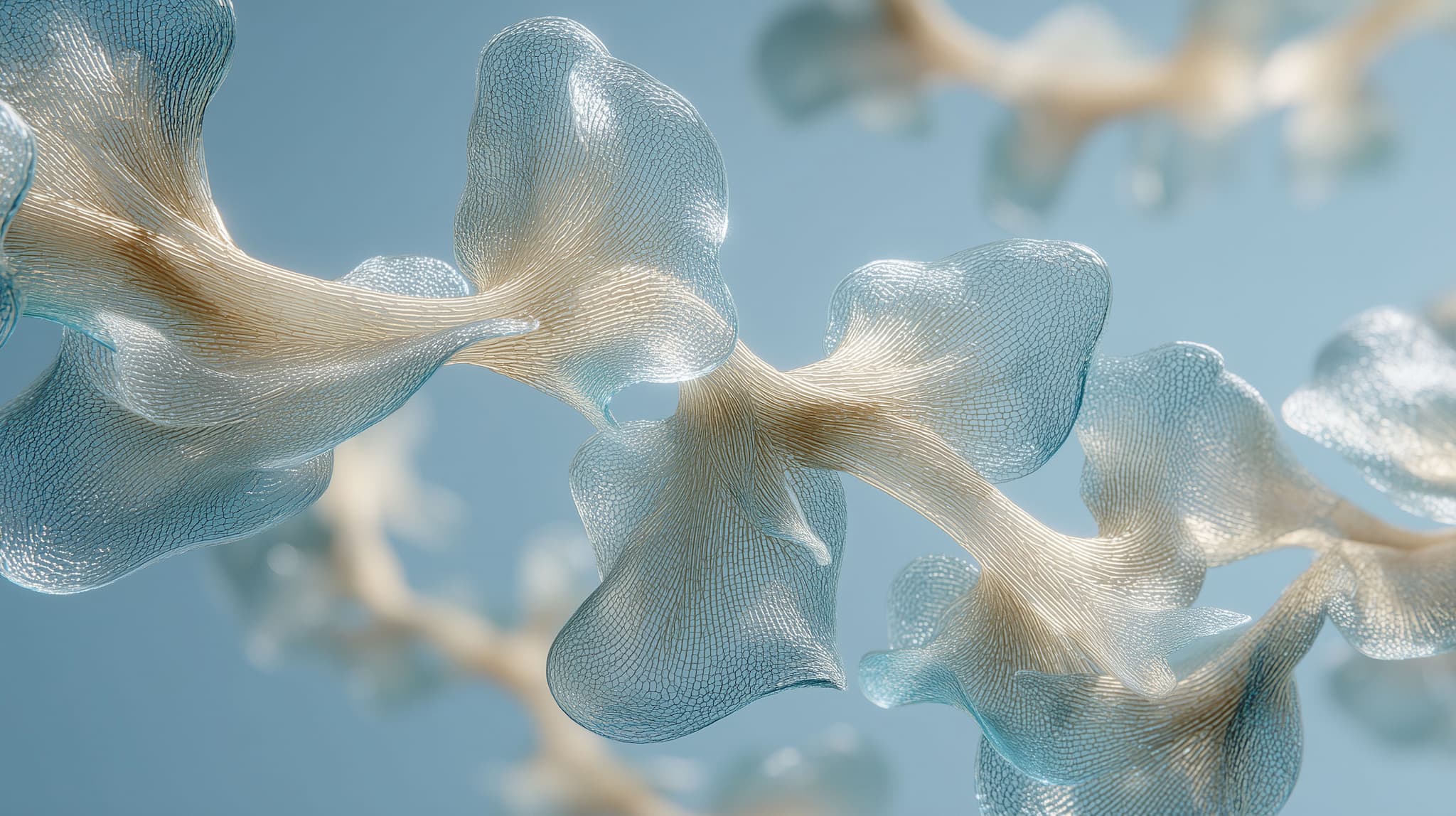 Abstraktes Design aus transparenten organischen Formen in sanften Blau- und Beigetönen – KI-generiert